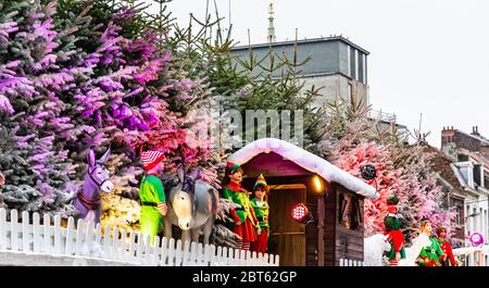 Weihnachtsdekorationen und Darstellungen im historischen Zentrum von Brüssel während Weihnachten 2019 - Brüssel, Belgien, Europa Stockfoto