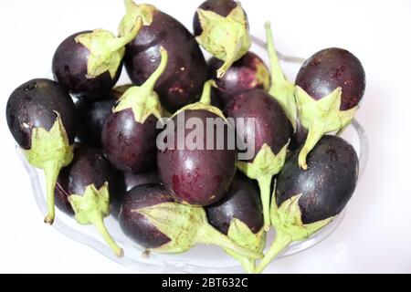 Frische Raw geschnittene lila Aubergine Brinjal oder Aubergine isoliert auf weißem Hintergrund Stockfoto
