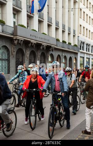 Fahrradprotest gegen die Regierung auf der Hauptstraße Slovenska Straße vor dem slowenischen Ufer in Ljubljana, Slowenien. Aufgenommen am 22. Mai 2020 Stockfoto
