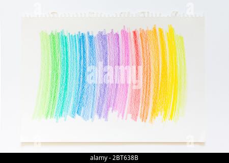 Bunte Buntstifte zum Zeichnen von Bildern und Skizzen. Auf weißem und gelbem Hintergrund. Draufsicht Stockfoto