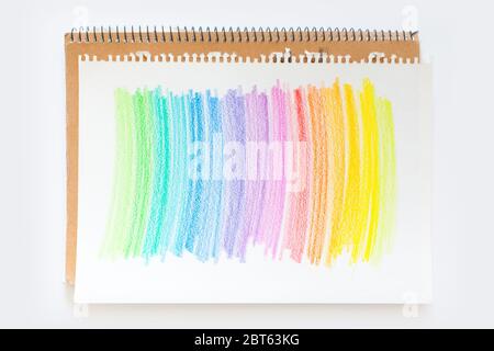 Bunte Buntstifte zum Zeichnen von Bildern und Skizzen. Auf weißem und gelbem Hintergrund. Draufsicht Stockfoto