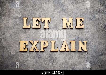 Lassen Sie mich den Text auf einem grauen Papier erklären. Stockfoto