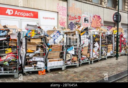 Stapel von Karton und Papier warten auf die Sortierung und den Versand zu einem Recyclingzentrum. Brüssel, Belgien, Europa Stockfoto