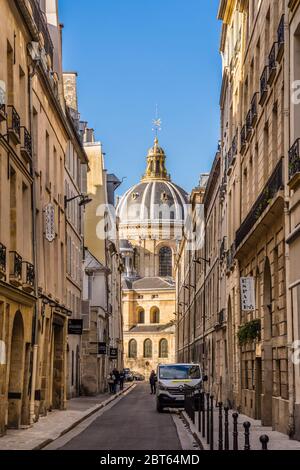 Blick auf die Rue Mazarine in Richtung Académie des Beaux-Arts und Institut de France, Paris, Frankreich. Stockfoto
