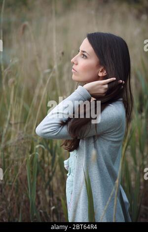 Schöne Frau allein Stockfoto