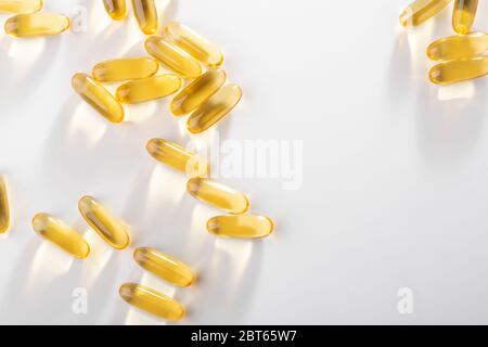 Omega-3 Kapseln auf weißem Hintergrund, Draufsicht verstreut. Stockfoto