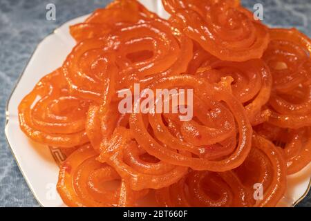 Jalebi, auch als Zulbia, jilapi, mushabak und zalabia bekannt, ist eine indische Süßigkeit, die in ganz Südasien, in Ägypten und im Nahen Osten beliebt ist. Stockfoto