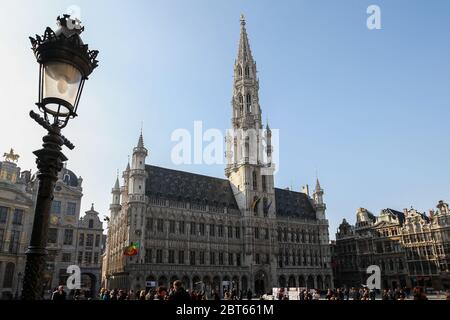 Der Grand Place Hauptplatz mit dem Hotel de Ville Rathaus auf der linken Seite, Brüssel, Belgien - 03. März 2011 Stockfoto