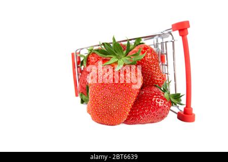 Spielzeug-Warenkorb voll von frischen Erdbeeren isoliert auf weiß. Nahaufnahme, Draufsicht. Express Lieferung von frischem Obst und Beeren Konzept. Stockfoto