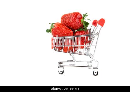 Kleiner Einkaufswagen voller frischer reifer Erdbeeren, isoliert auf weiß. Nahaufnahme, Seitenansicht. Einkaufen groß für gesunde und leckere Low Carbs Beeren conce Stockfoto