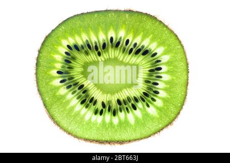 Frische Kiwi-Scheibe isoliert auf weißem Hintergrund. Nahaufnahme, Draufsicht. Querschnitt einer hellen tropischen Frucht, aufgeschnitten, um die gesprenkelte A zu offenbaren Stockfoto