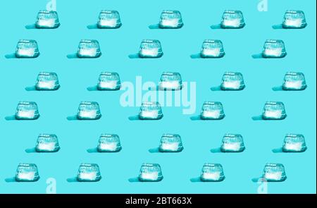 Abstraktes nahtloses Muster aus schmelzenden Eiswürfeln auf hellblauem Hintergrund. Erfrischende Sommerstruktur. Stockfoto