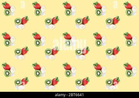 Bunte Sommer Obst Mix Muster aus frischen Erdbeere, Kiwi und Banane Stücke auf gelbem Hintergrund. Minimale flache Textur für Lebensmittel. Stockfoto