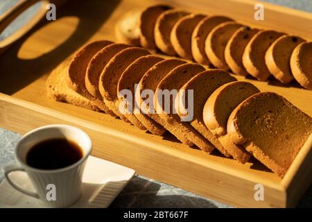 Knusprige Teesorten, die schön auf einem Tablett mit einer schönen Tasse arabischen Kaffee platziert sind Stockfoto