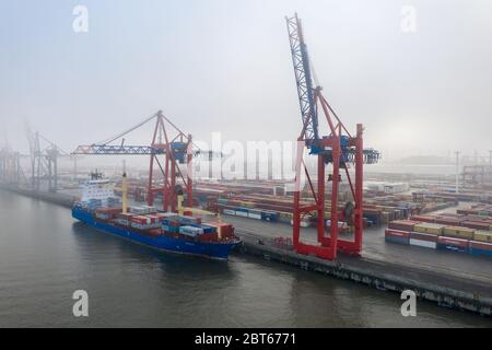 Containerschiff im Hamburger Hafen Stockfoto