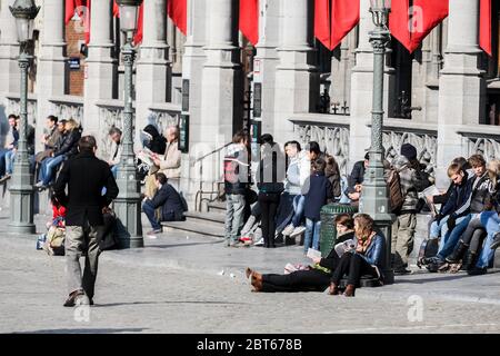 Der Grand Place Hauptplatz mit dem Hotel de Ville Rathaus auf der linken Seite, Brüssel, Belgien - 03. März 2011 Stockfoto