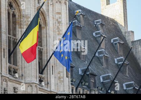 Der Grand Place Hauptplatz mit dem Hotel de Ville Rathaus auf der linken Seite, Brüssel, Belgien - 03. März 2011 Stockfoto