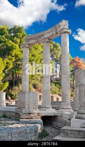 Antike Ruinen des Philippeion bei Olympia, Griechenland. Detailansicht des Philippeions, zeigt den Bau des Crepidoms. Ort der antiken Stockfoto