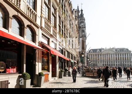 Der Grand Place Hauptplatz mit dem Hotel de Ville Rathaus auf der linken Seite, Brüssel, Belgien - 03. März 2011 Stockfoto