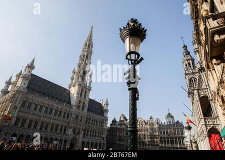 Der Grand Place Hauptplatz mit dem Hotel de Ville Rathaus auf der linken Seite, Brüssel, Belgien - 03. März 2011 Stockfoto