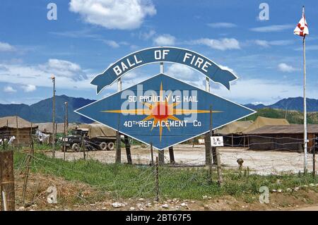 Schild für die 40. Infanterie der US-Armee, Division Replacement Company 1953, kurz nach dem Koreakrieg. Der Name 'Ball of Fire' war eine ziemlich kurzlebige und die Division wurde als 'The Grizzly Division' bekannt. Die 40. Infanterie-Division ('Sunshine Division') ist Teil der US Army. Sie wurde im Koreakrieg (1950–53) aktiv und nahm an den Schlachten von Sandbag Castle und Heartbreak Ridge Teil. Die Division blieb bis Mai 1954 in Korea. 1953 zog ihr Hauptquartier nach Tokio, dann nach Yokohama und schließlich im Oktober nach Camp Zama, südwestlich von Tokio. Stockfoto