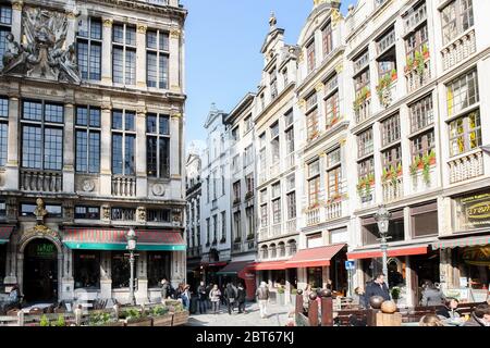 Der Grand Place Hauptplatz mit dem Hotel de Ville Rathaus auf der linken Seite, Brüssel, Belgien - 03. März 2011 Stockfoto