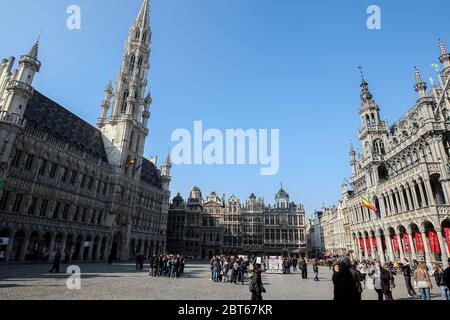 Der Grand Place Hauptplatz mit dem Hotel de Ville Rathaus auf der linken Seite, Brüssel, Belgien - 03. März 2011 Stockfoto