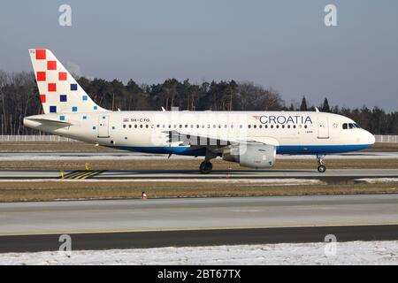 Croatia Airlines Airbus A 319-100 mit Registrierung 9A-CTG landete gerade auf der Landebahn 07L des Frankfurter Flughafens. Stockfoto