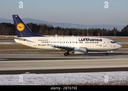 Die deutsche Lufthansa Boeing 737-500 mit der Registrierung D-ABIO landete gerade auf der Landebahn 07L des Frankfurter Flughafens. Stockfoto