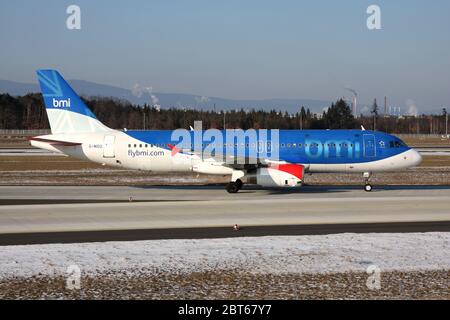 Der britische bmi Airbus A 320-200 mit der Registrierung G-MIDO landete gerade auf der Landebahn 07L des Frankfurter Flughafens. Stockfoto