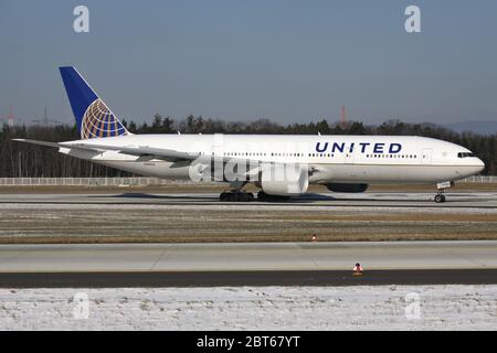 United Airlines Boeing 777-200 mit der Registrierung N204UA landete gerade auf der Landebahn 07L des Frankfurter Flughafens. Stockfoto