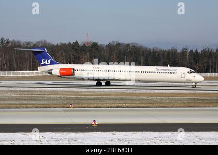 SAS Scandinavian Airlines McDonnell Douglas MD-82 mit der Registrierung SE-dir ist gerade auf der Landebahn 07L des Frankfurter Flughafens gelandet. Stockfoto