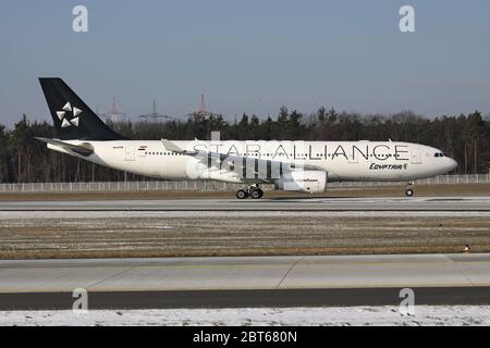 Egyptair Airbus A 330-200 in spezieller Star Alliance Lackierung mit Registrierung SU-GCK landete gerade auf der Landebahn 07L des Frankfurter Flughafens. Stockfoto