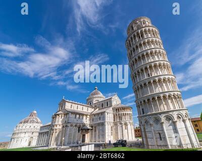 Der berühmte Platz Piazza dei Miracoli und der schiefe Turm, im historischen Zentrum von Pisa, Italien, völlig verlassen durch Covid-19 Coronavirus Stockfoto