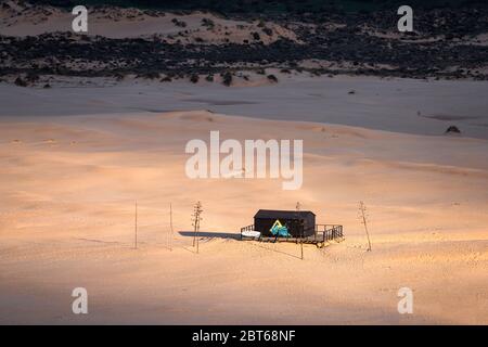 Bar mit Holzscheune am Strand Praia da Bordeira in Costa Vicentina, Portugal Stockfoto