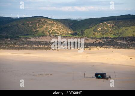 Bar mit Holzscheune am Strand Praia da Bordeira in Costa Vicentina, Portugal Stockfoto