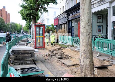 London, Großbritannien. Mai 2020. London Councils nutzen die Covid-19-Zeit, um Gehsteige zu reparieren und zu ersetzen. Kredit: Brian Minkoff/Alamy Live News Stockfoto