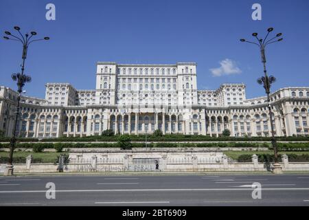 Bukarest, Rumänien - 23. Mai 2020: Der Palast des Parlaments in Bukarest vom Platz der Verfassung aus gesehen. Stockfoto