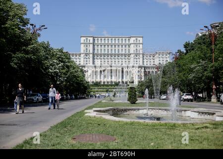 Bukarest, Rumänien - 23. Mai 2020: Der Palast des Parlaments in Bukarest von Bulevardul Unirii (Union Boulevard) aus gesehen Stockfoto