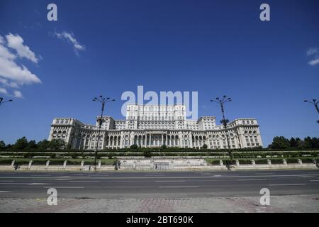 Bukarest, Rumänien - 23. Mai 2020: Der Palast des Parlaments in Bukarest vom Platz der Verfassung aus gesehen. Stockfoto