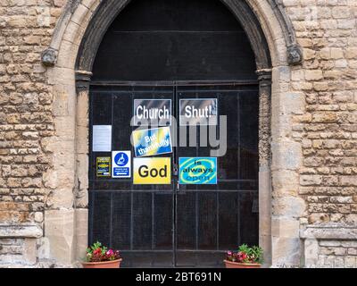 Willingham Cambridgeshire, Großbritannien. Mai 2020. Die Kirche bleibt geschlossen mit Schildern an der verschlossenen Tür, die verkünden, dass die Kirche geschlossen ist, aber Gott ist immer offen wegen der Coronavirus oder Covid-19 Pandemie. Präsident Trump hat gefordert, dass Kirchen in den USA wiedereröffnet werden und sie in Großbritannien geschlossen bleiben. Kredit: Julian Eales/Alamy Live News Stockfoto