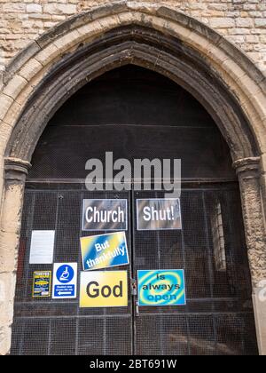 Willingham Cambridgeshire, Großbritannien. Mai 2020. Die Kirche bleibt geschlossen mit Schildern an der verschlossenen Tür, die verkünden, dass die Kirche geschlossen ist, aber Gott ist immer offen wegen der Coronavirus oder Covid-19 Pandemie. Präsident Trump hat gefordert, dass Kirchen in den USA wiedereröffnet werden und sie in Großbritannien geschlossen bleiben. Kredit: Julian Eales/Alamy Live News Stockfoto