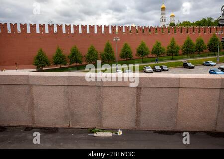 Moskau, Russland. 22. Mai 2020 EINE Blume und ein Banner, wo Oppositionspolitiker Boris Nemzow auf Bolschoj Moskworezki Brücke in der Innenstadt von Moskau, Russland ermordet wurde. Das Foto wurde im verlassenen Moskau während der neuartigen Coronavirus COVID-19-Epidemie und Selbstisolierung Regime in Russland aufgenommen Stockfoto