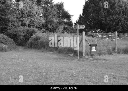 Ein öffentlicher Fußweg in Horley, Surrey. Stockfoto