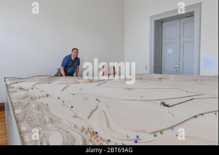 23. Mai 2020, Brandenburg, Altranft: Besucher des Oderbruch Museums spielen Altranft auf einem Marmorlauf des Zimmermanns und Designers R. Scheers. Das Strömungssystem des Oderbruchs mit Glasmurmeln sinnlich erlebbar zu machen, war die Aufgabe von Scheers. Das Ergebnis ist eine einzigartige Marmorbahn einer Region in Ostbrandenburg. Die Marmorbahn wird nicht mit elektrischer Energie betrieben. Nur Mechanik und Gravitation treiben dieses neue Highlight des Museums an. Und wer das Museum kennt, weiß, dass hier alles berührt werden kann oder sollte: Lernen durch Spielen, Lernen durch Berührung ist das Programm dort. Das bläuliche A Stockfoto