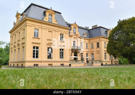 23. Mai 2020, Brandenburg, Altranft: Das Oderbruch Museum Altranft. Die neueste Attraktion im Museum ist ein riesiger Marmor, der vom Zimmermann und Baumeister R. Scheers geführt wird. Das Strömungssystem des Oderbruchs mit Glasmurmeln sinnlich erlebbar zu machen, war die Aufgabe von Scheers. Das Ergebnis ist eine einzigartige Marmorbahn einer Region in Ostbrandenburg. Die Marmorbahn wird nicht mit elektrischer Energie betrieben. Nur Mechanik und Gravitation treiben dieses neue Highlight des Museums an. Und wer das Museum kennt, weiß, dass hier alles berührt werden kann oder sollte: Lernen durch Spielen, Lernen durch Berührung ist das Stockfoto