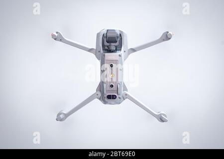 Ein DJI Mavic Air 2 Quadcopter wird am 23. Mai 2020 in Warschau, Polen, im Innenbereich fliegen. Stockfoto