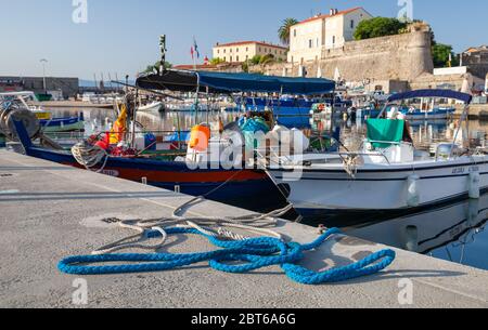 Ajaccio, Frankreich - 7. Juli 2015: Anlegestellen an einem Pier in der Nähe von alten hölzernen Fischerbooten im alten Hafen von Ajaccio, Korsika Insel, Frankreich Stockfoto