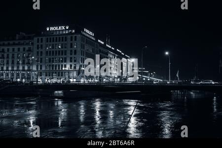 Genf, Schweiz - 24. November 2016: Monochrome Nachtstadtlandschaft mit beleuchteten Fassaden im zentralen Stadtteil von Genf Stockfoto