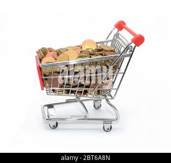 Warenkorb gefüllt mit Euro-Münzen Stockfoto